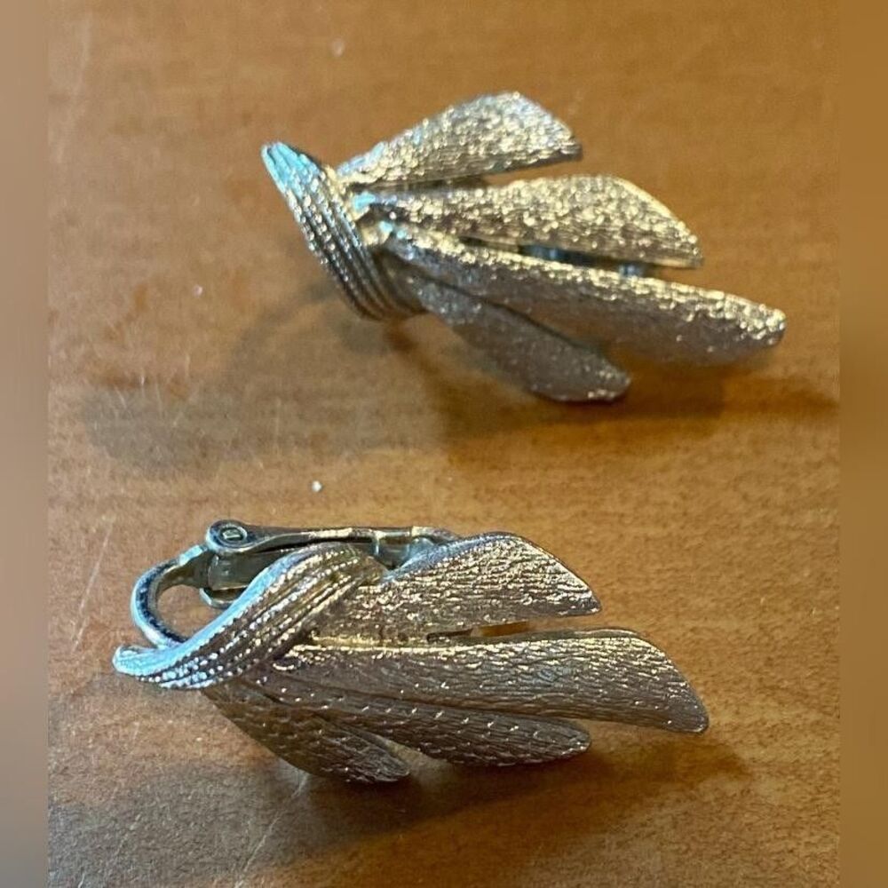 Vintage Silver Tone Leaf Cuff Clip-On Earrings Textured Layered 1 Inch